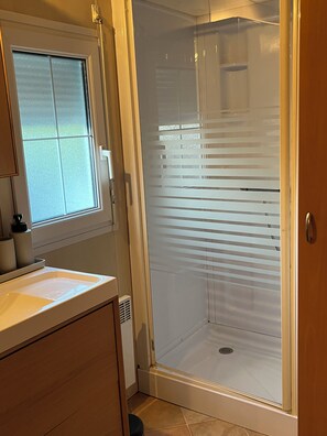 Doccia, asciugacapelli, carta igienica