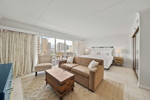 1 bedroom, desk, iron/ironing board, travel crib - Delightful City View 1 BDRM Condo, Cal King Bed w/Kitchen & AC at the Ilikai (Honolulu)