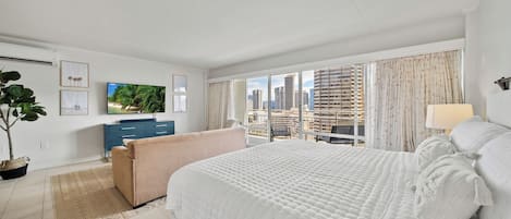 1 habitación, escritorio, tabla de planchar con plancha y cuna de viaje