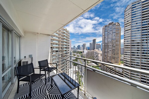 Property grounds - Delightful City View 1 BDRM Condo, Cal King Bed w/Kitchen & AC at the Ilikai (Honolulu)