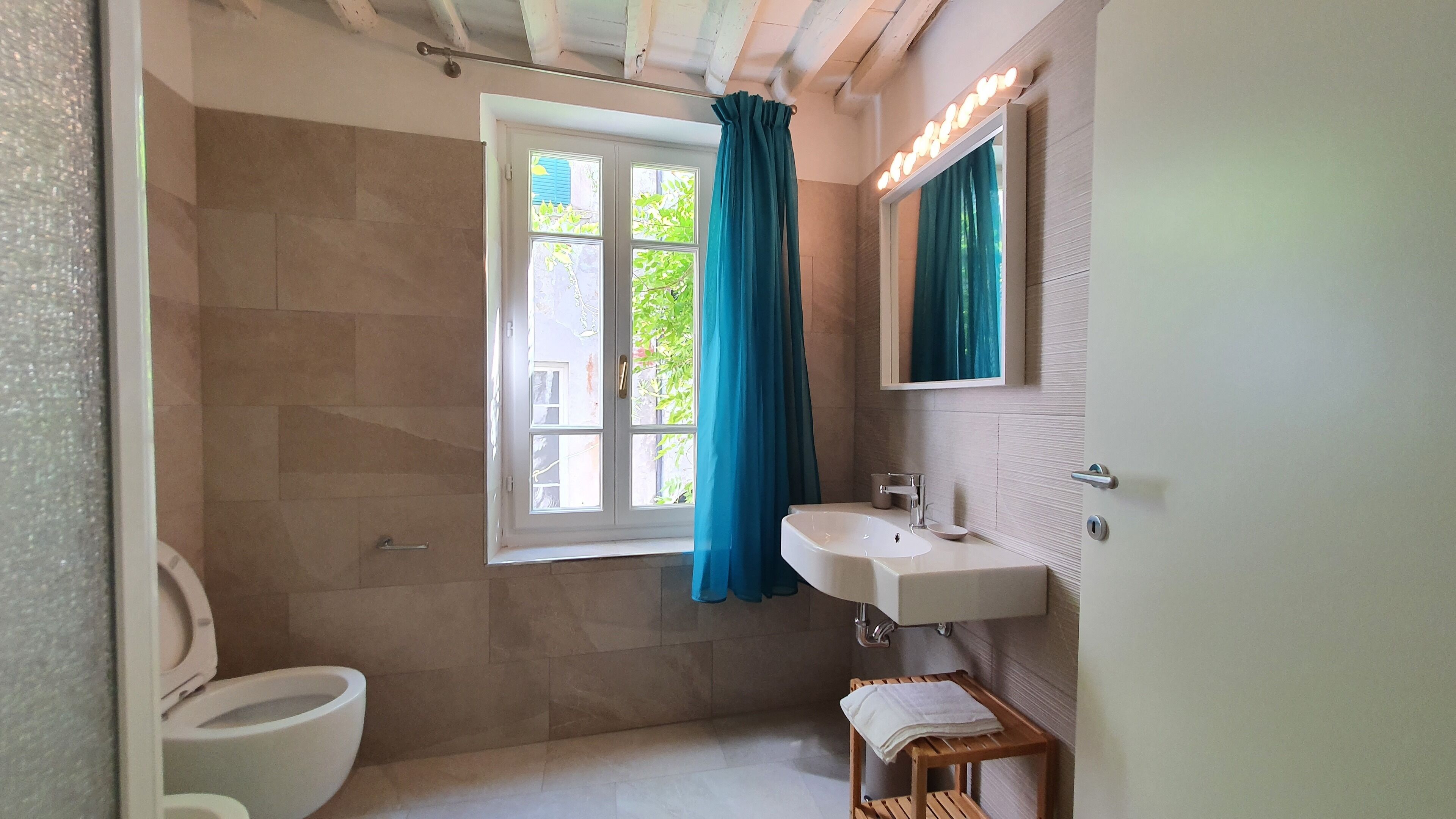 Douche, séchoir à cheveux, bidet, serviettes fournies
