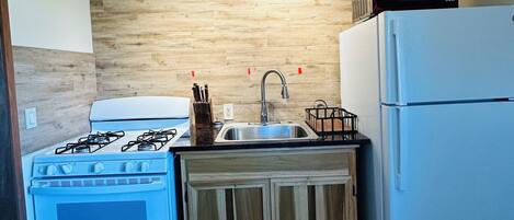 Refrigerador, microondas, horno y parrilla de estufa