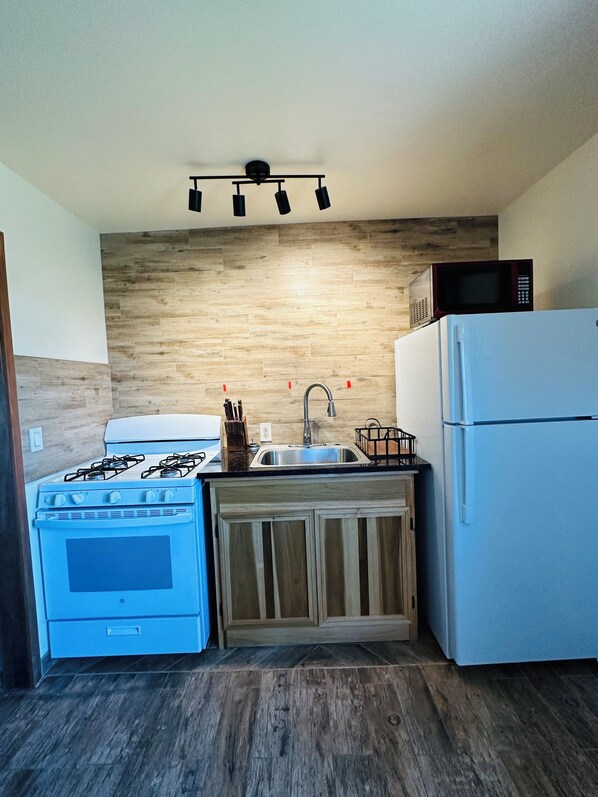 Refrigerador, microondas, horno y parrilla de estufa 