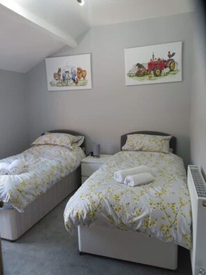 2 bedrooms, travel cot, free WiFi, bed sheets