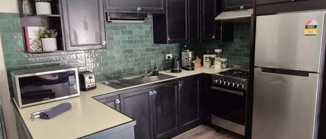 Kylskåp, mikrovågsugn, ugn och spishäll