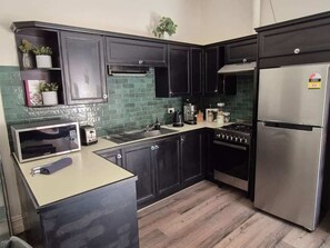 Refrigerador, microondas, horno y parrilla de estufa 