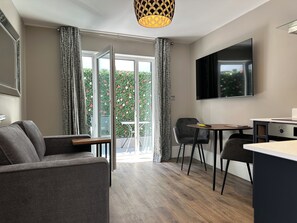 Apartamento City | Zona de estar | Una televisión LED, Netflix, servicios de streaming