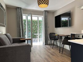 City-Apartment | Wohnbereich | LED-Fernseher, Netflix, Streaming-Dienste