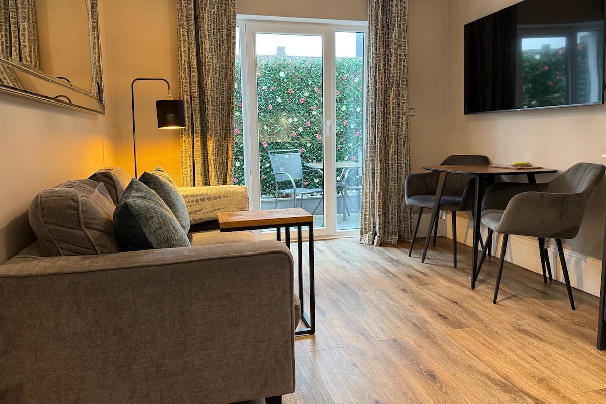 City Apartment | 1 bedroom, hypo-allergenic bedding, down comforters, desk