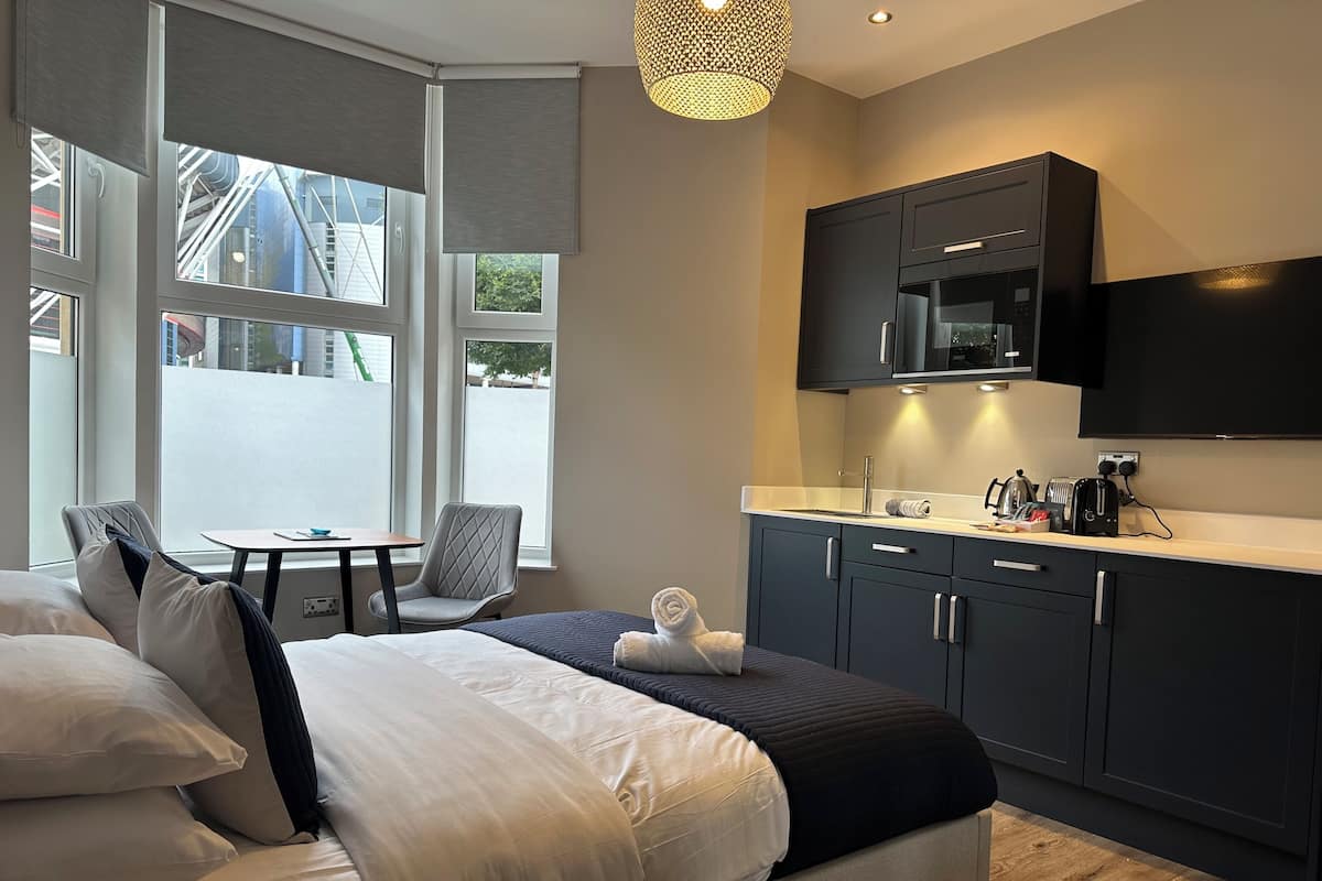 Standard Room | 1 bedroom, hypo-allergenic bedding, down comforters, desk