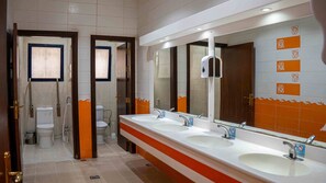 Buồng tắm vòi sen, máy sấy tóc, khăn tắm 