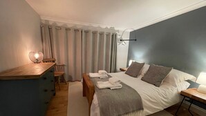 A bedroom with a bed, bedside tables, a desk, and a chair. - Cottage with beautiful garden, 7 mins from Henley-on-Thames (Binfield Heath)