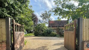 A gravel driveway leading to a wooden gate with a brick wall on one side. - Cottage with beautiful garden, 7 mins from Henley-on-Thames (Binfield Heath)