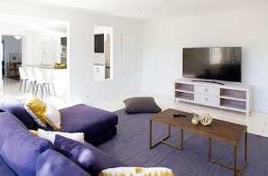 Smart TV - Spacious, Sunlit & Recently Renovated Family Home - 4BD & Hotel Quality Bedding (Prestons)