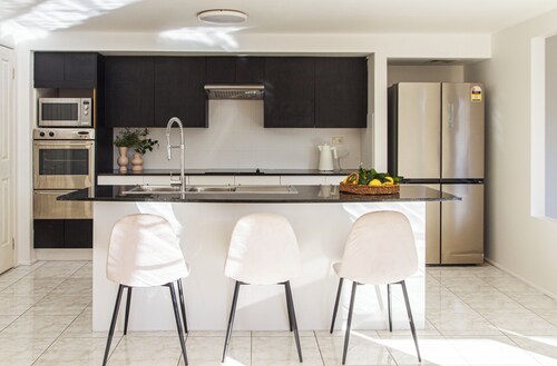 Spacious, Sunlit & Recently Renovated Family Home - 4BD & Hotel Quality Bedding 