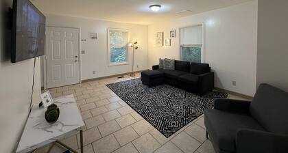 Charming 3BR / 2BA Apartment in Macomb, IL
