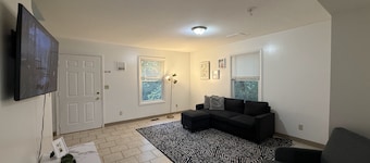 Charming 3BR / 2BA Apartment in Macomb, IL