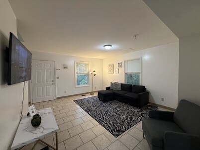 Charming 3BR / 2BA Apartment in Macomb, IL