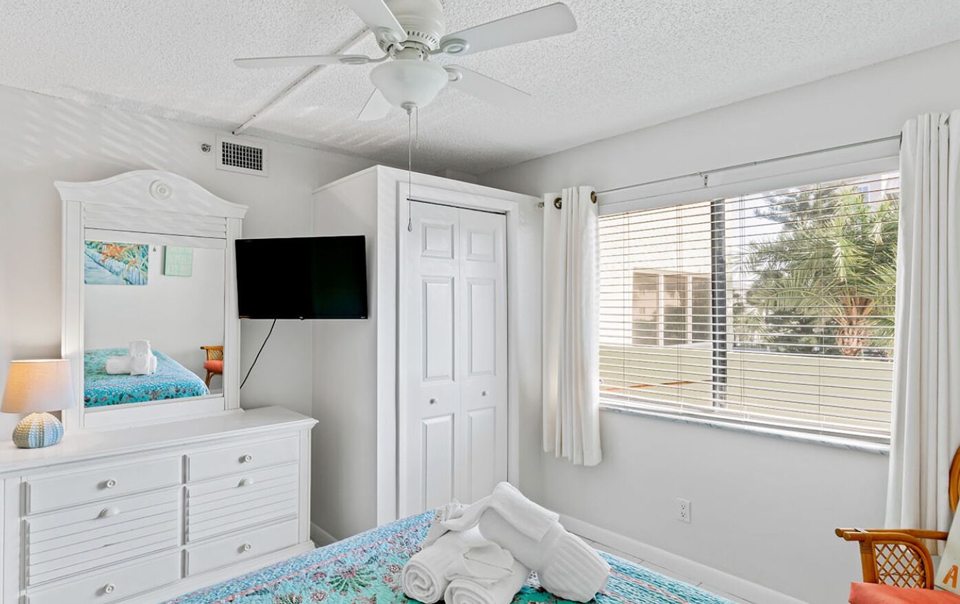 2nd Bedroom - 1 Queen Bed
