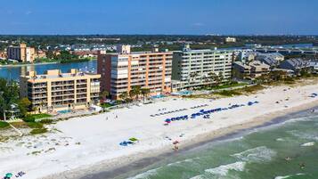 在海滩、沙滩椅、沙滩毛巾