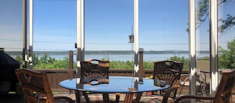 Friendly cottage, view and access to the river