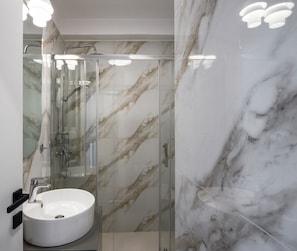 SĂšche-cheveux, serviettes fournies, savon, shampoing