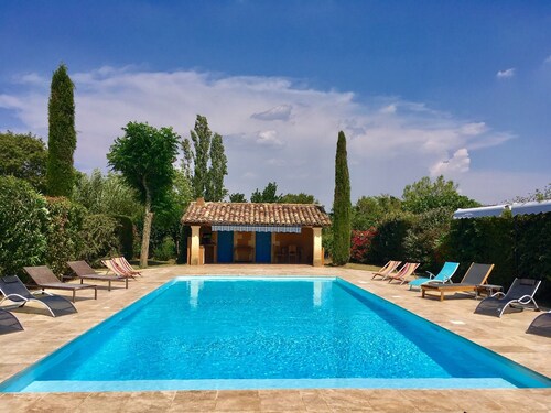 Lovely cottage with heated und covered pool, garden and terraces near Uzès