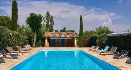 Lovely cottage with heated und covered pool, garden and terraces near Uzès