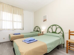 2 Schlafzimmer, Schreibtisch, Bügeleisen/Bügelbrett, WLAN