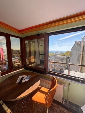 Chambre Double Romantique, baignoire | Coin séjour | Télévision LCD de 32 pouces avec chaînes par satellite