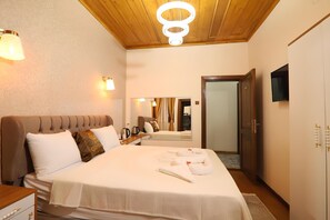 Superior Double Room | Egyptian cotton sheets, premium bedding, minibar, individually decorated - Gur Royal Suit Aparts (Istanbul)
