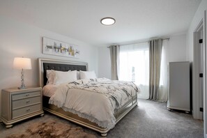 3 chambres, bureau, fer et planche à repasser, accès au Wi-Fi (inclus)