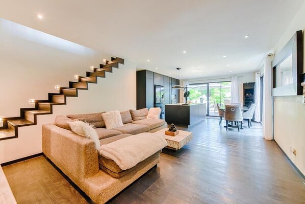 Een flatscreentelevisie