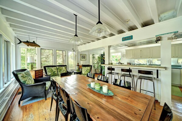 Dining - Steps to the beach! Relax and Enjoy! (Amagansett)