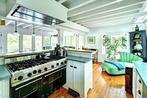 Fridge, microwave, oven, stovetop - Steps to the beach! Relax and Enjoy! (Amagansett)