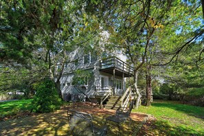 Exterior - Steps to the beach! Relax and Enjoy! (Amagansett)