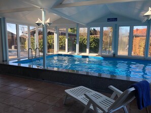 Indoor pool, a heated pool - Cozy feel-good oasis for a perfect time-out + pool + sauna + beach within walking distance (Butjadingen)