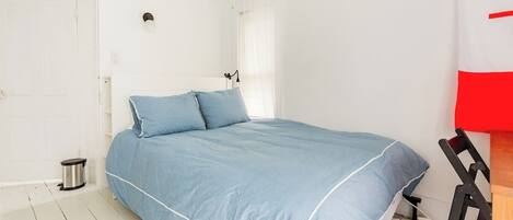 6 habitaciones, escritorio y tabla de planchar con plancha