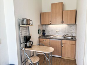 Fridge, cookware/dishes/utensils