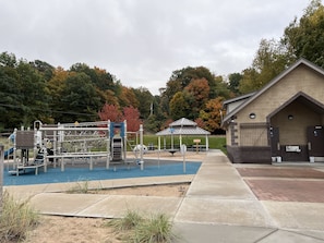 Children’s area - Hot tub, Nature, Parks and Beaches! Right in between Holland and Grand Haven. (West Olive)