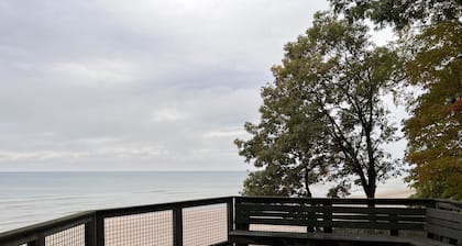 Hot tub, Nature, Parks and Beaches! Right in between Holland and Grand Haven.