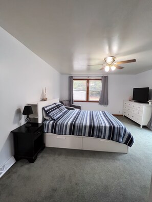 4 bedrooms, iron/ironing board, free WiFi, bed sheets