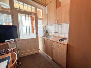 Køleskab, brødrister, køkkentøj/tallerkener/redskaber