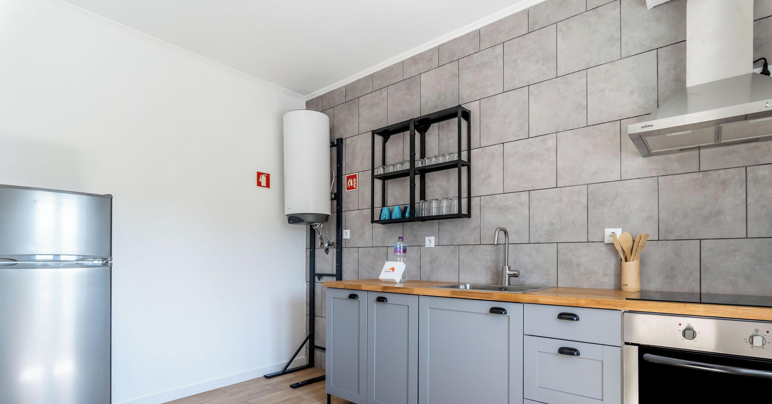 Kjøleskap, mikrobølgeovn, ovn og kokeplater