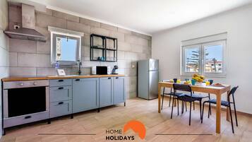 Een koelkast, een magnetron, een oven, een kookplaat