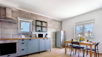 Geladeira, micro-ondas, fogão, cooktop