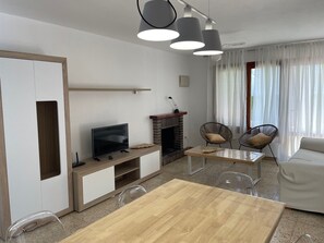 Living area - Charmant Villa Pour 6 Personnes A 300m DE LA Plage, Calafat, Wifi (AMETLLA DE MAR)