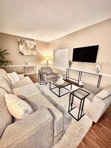 Spacious 3 Level Loft: 5 mins walk from JSU Stadium, hospitals, bars, and more