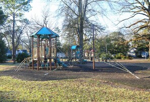 Children's area - Spacious 3 Level Loft: 5 mins walk from JSU Stadium, hospitals, bars, and more (Jackson)