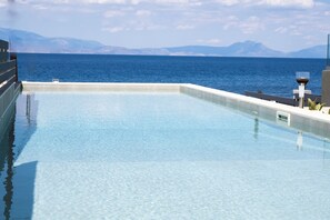 Seasonal outdoor pool, pool umbrellas, sun loungers - Theros Suites (Sikyona)